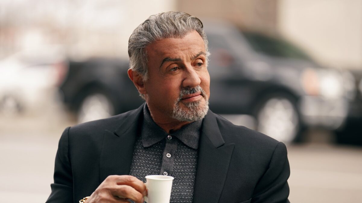 Sylvester Stallone foi acusado de criar um “ambiente tóxico” no set de Atlanta da série “Tulsa King” do Paramount+, ao fazer comentários depreciativos sobre atores secundários, entre outras alegações.