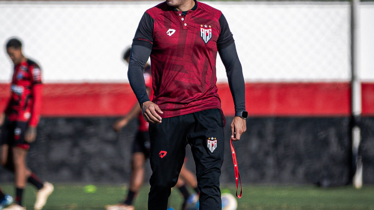 Jair Ventura comandando treino