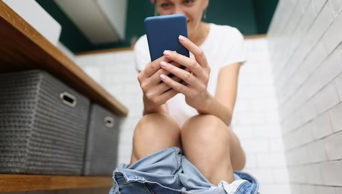 Usar celular no banheiro é perigoso para a saúde? Entenda Mais de metade dos smartphones estão contaminados com bactérias