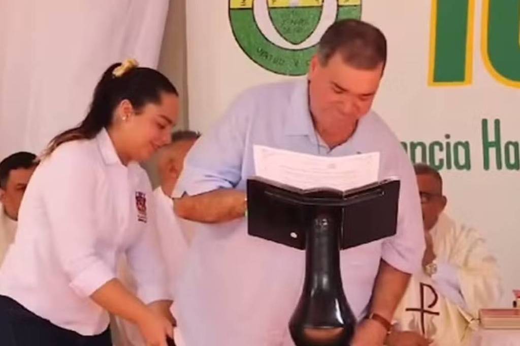 Prefeito perde as calças durante discurso na Colômbia; veja o vídeo