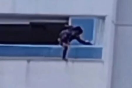Mulher se pendura em janela de prédio no Setor Bueno, em Goiânia; vídeo Administração do local irá notificar os responsáveis pelo apartamento
