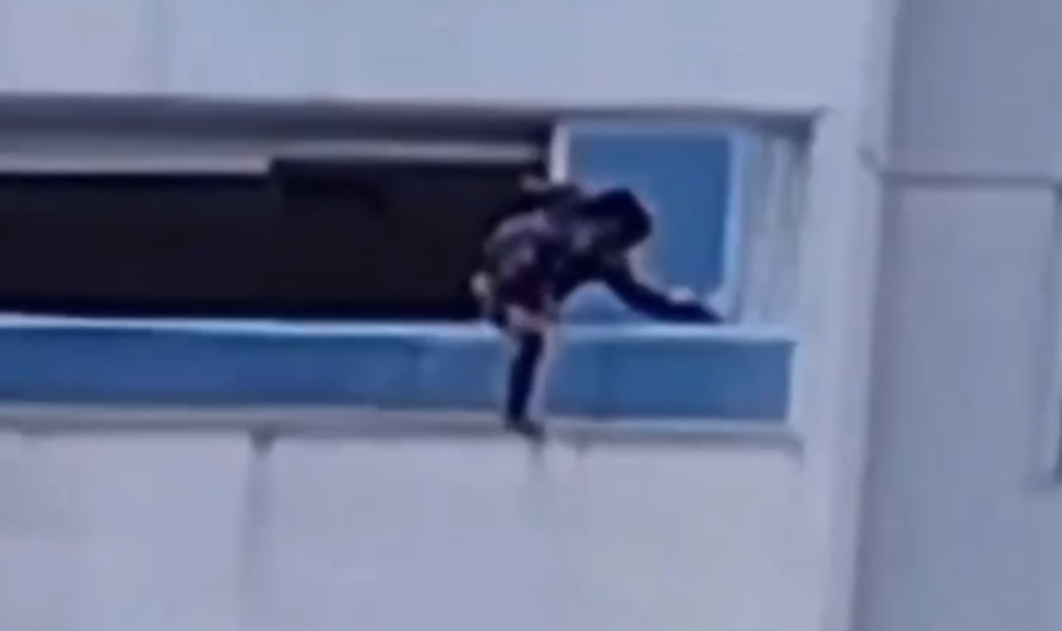 Mulher se pendura em janela de prédio no Setor Bueno, em Goiânia; vídeo Administração do local irá notificar os responsáveis pelo apartamento