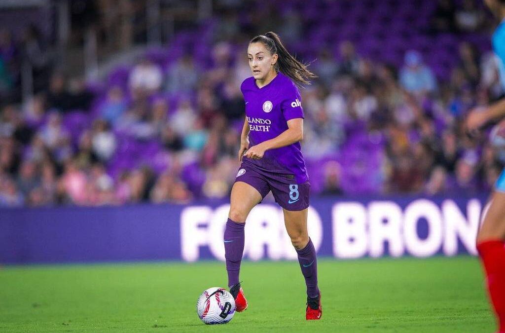 Luana atuando pelo Orlando Pride, dos Estados Unidos