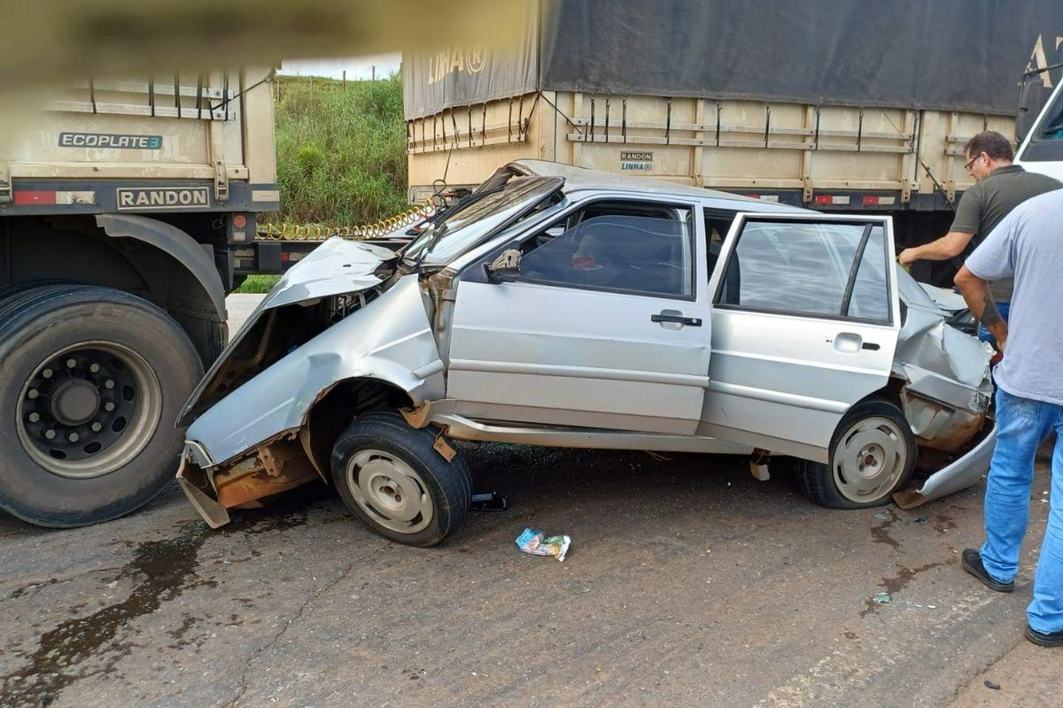 Anápolis: carro fica destruído e preso entre caminhões após acidente na BR-153