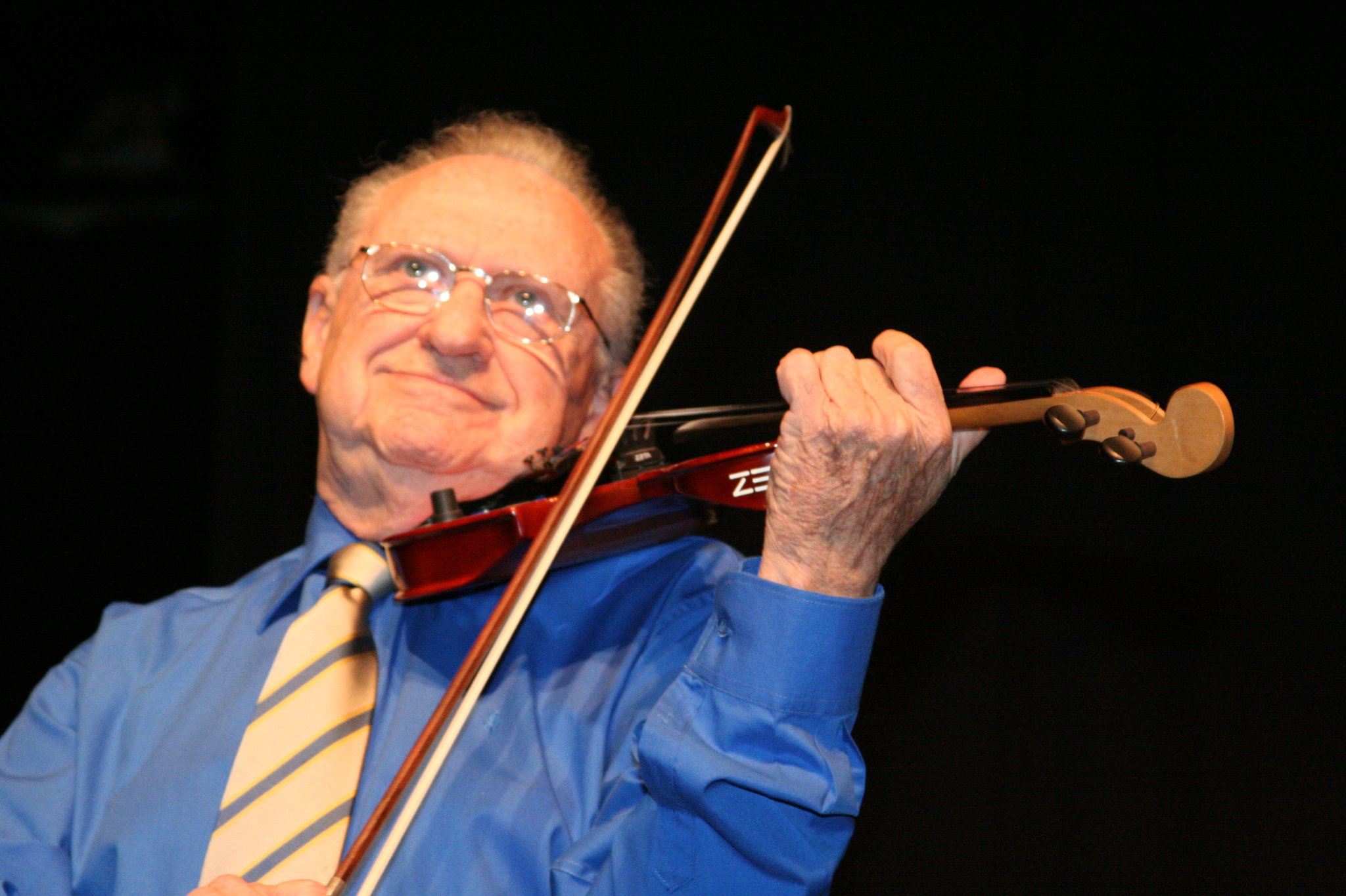 Violinista húngaro de 90 anos se apresenta com orquestra em 11 cidades de Goiás; veja roteiro