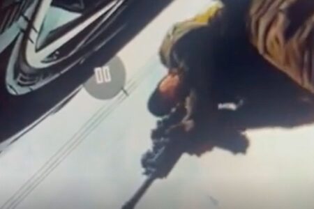 Policial com arma empunhada em vídeo gravado por celular de suspeito executado (Imagem: reprodução)