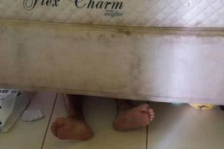 Homem se esconde debaixo da cama para não ser preso em Pirenópolis (Foto: Reprodução)