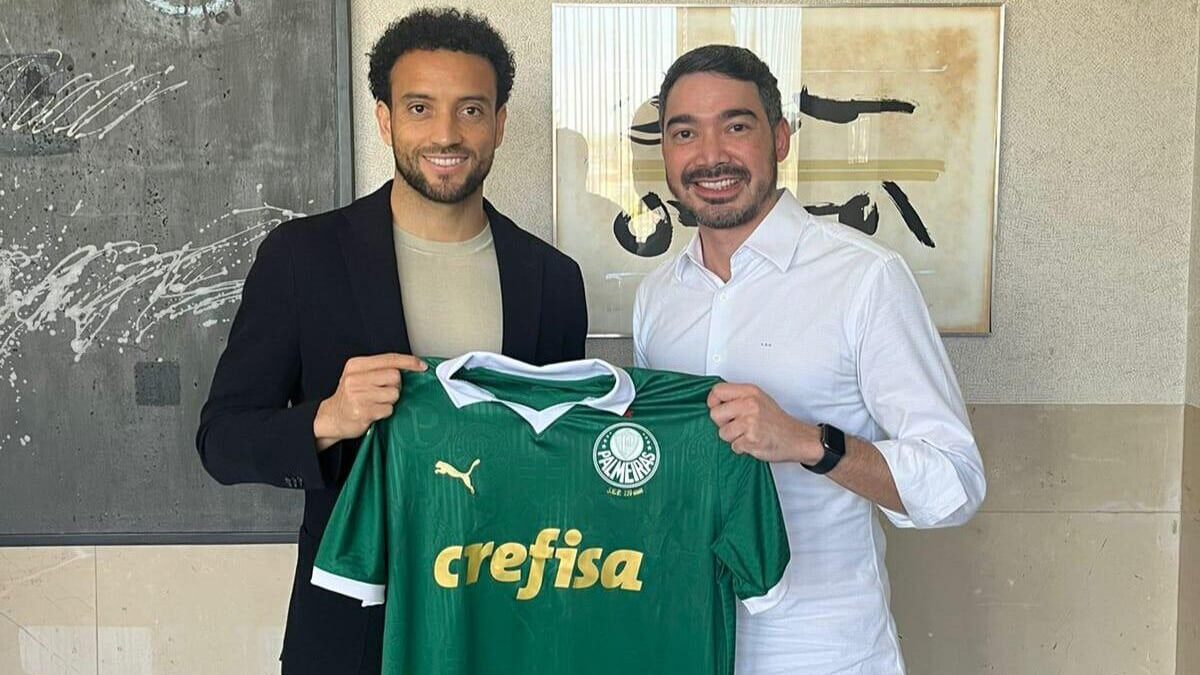 Felipe Anderson ao lado de um funcionário do Goiás