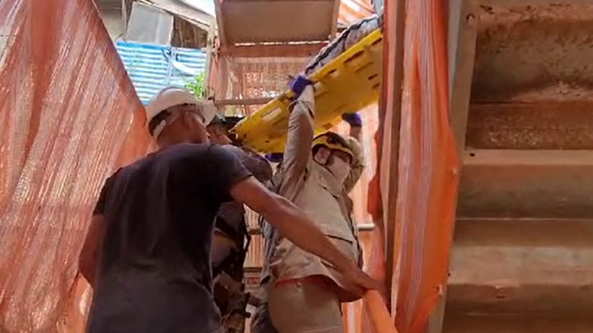 Bombeiros resgatam vítima que caiu de laje com altura de 10 metros, em Goiânia