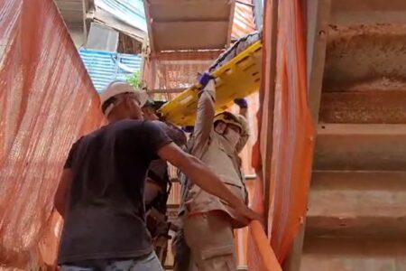 Bombeiros resgatam vítima que caiu de laje com altura de 10 metros, em Goiânia