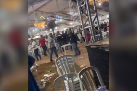 Pessoas arremessam mesas e cadeiras em festival de Santo Antônio de Goiás (Foto: Reprodução)