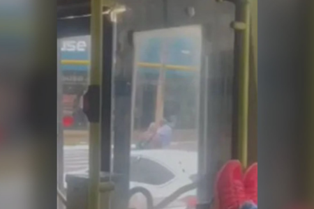 Motorista de ônibus ajuda idoso cego atravessar rua em Goiânia (Foto: Reprodução)