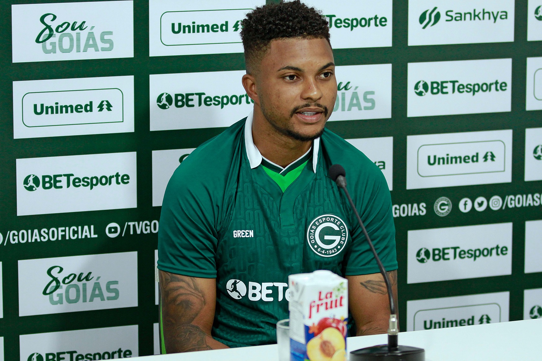 Lucas Ribeiro é apresentado e se mostra motivado em novo desafio: “Subir com o Goiás para a primeira divisão”