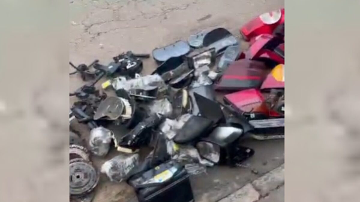 Polícia encontrou peças e veículos em depósito e residências dos suspeitos (Foto: PM)