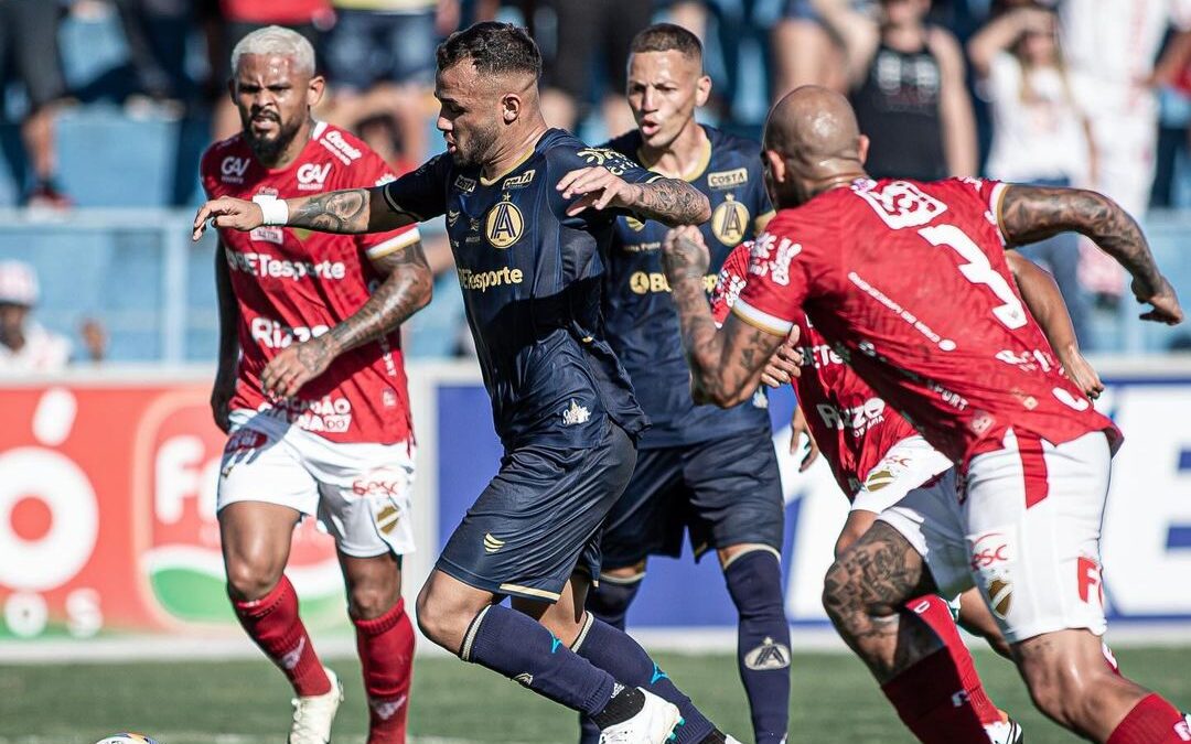 Igor Torres sendo marcado pela zaga do Vila Nova