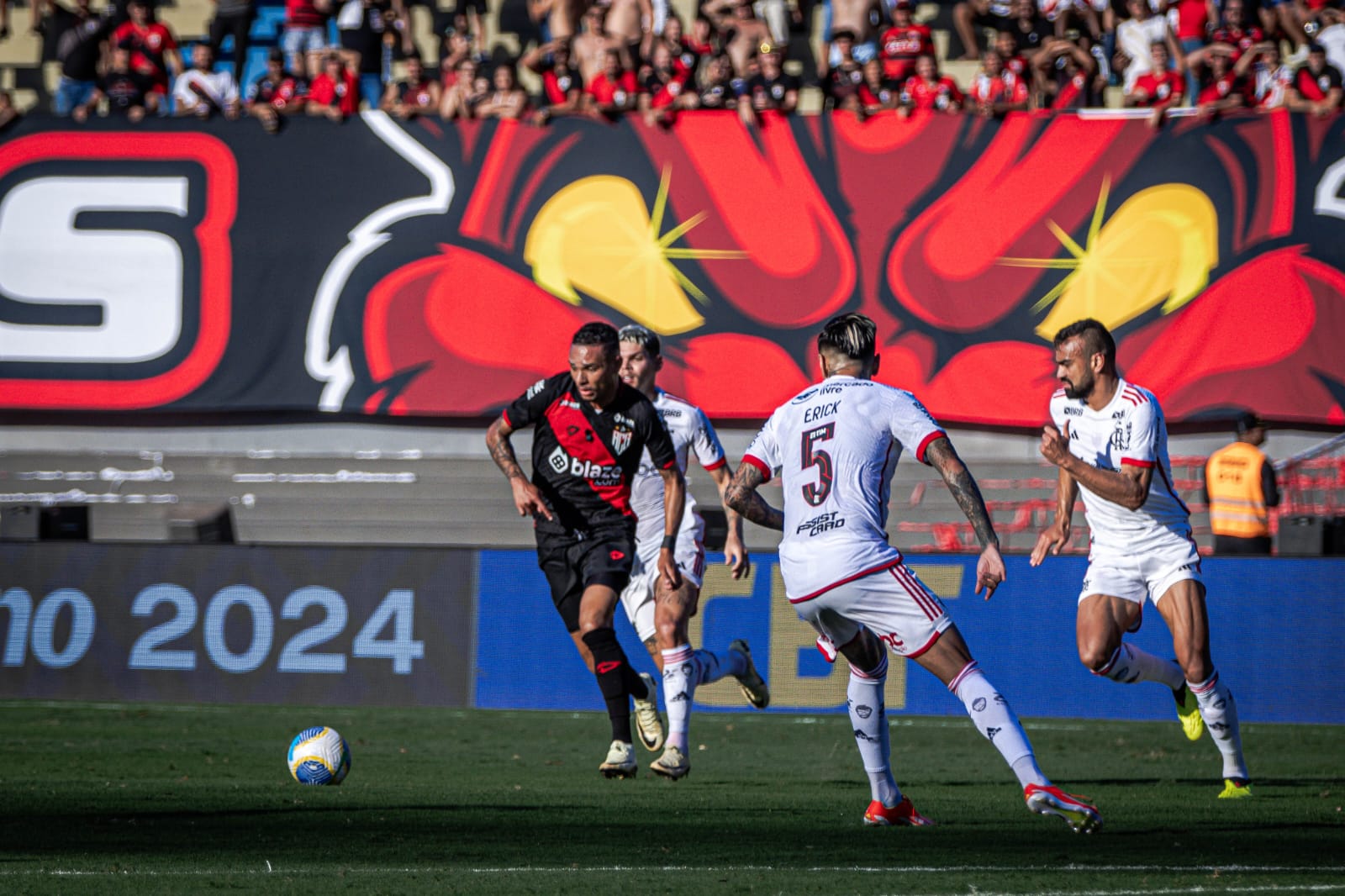 Em jogo de muita reclamações, Atlético Goianiense é derrotado pelo Flamengo no estádio Serra Dourada