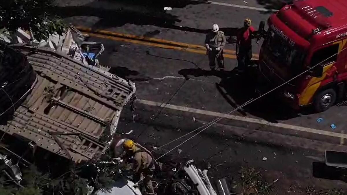 Vítimas de acidente com caminhões em Alvorada do Norte têm corpos retirados das ferragens