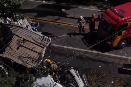 Vítimas de acidente com caminhões em Alvorada do Norte têm corpos retirados das ferragens