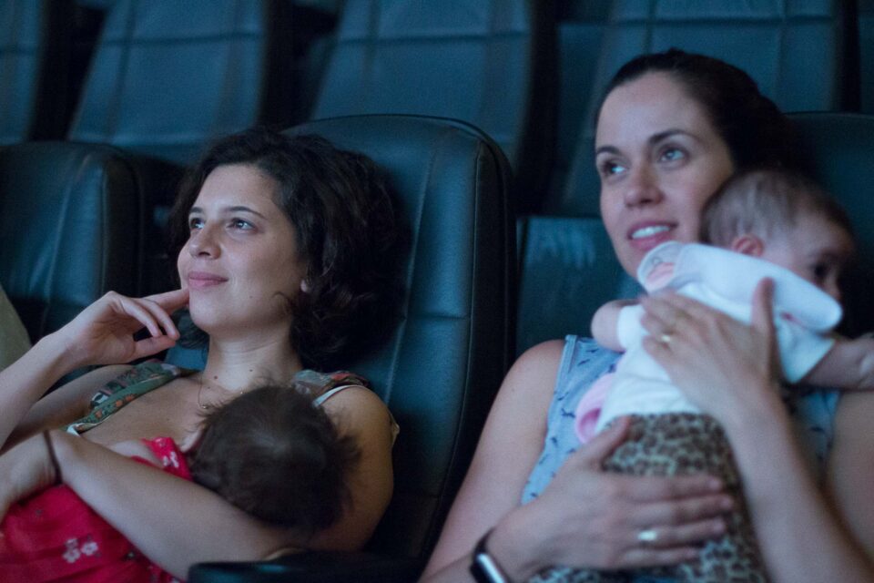 CineMaterna oferece sessões especiais para mães com bebês de até 18 meses (Foto: divulgação)