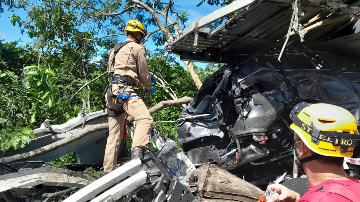 Duas pessoas morreram em acidente de caminhões (Foto CBMGO)