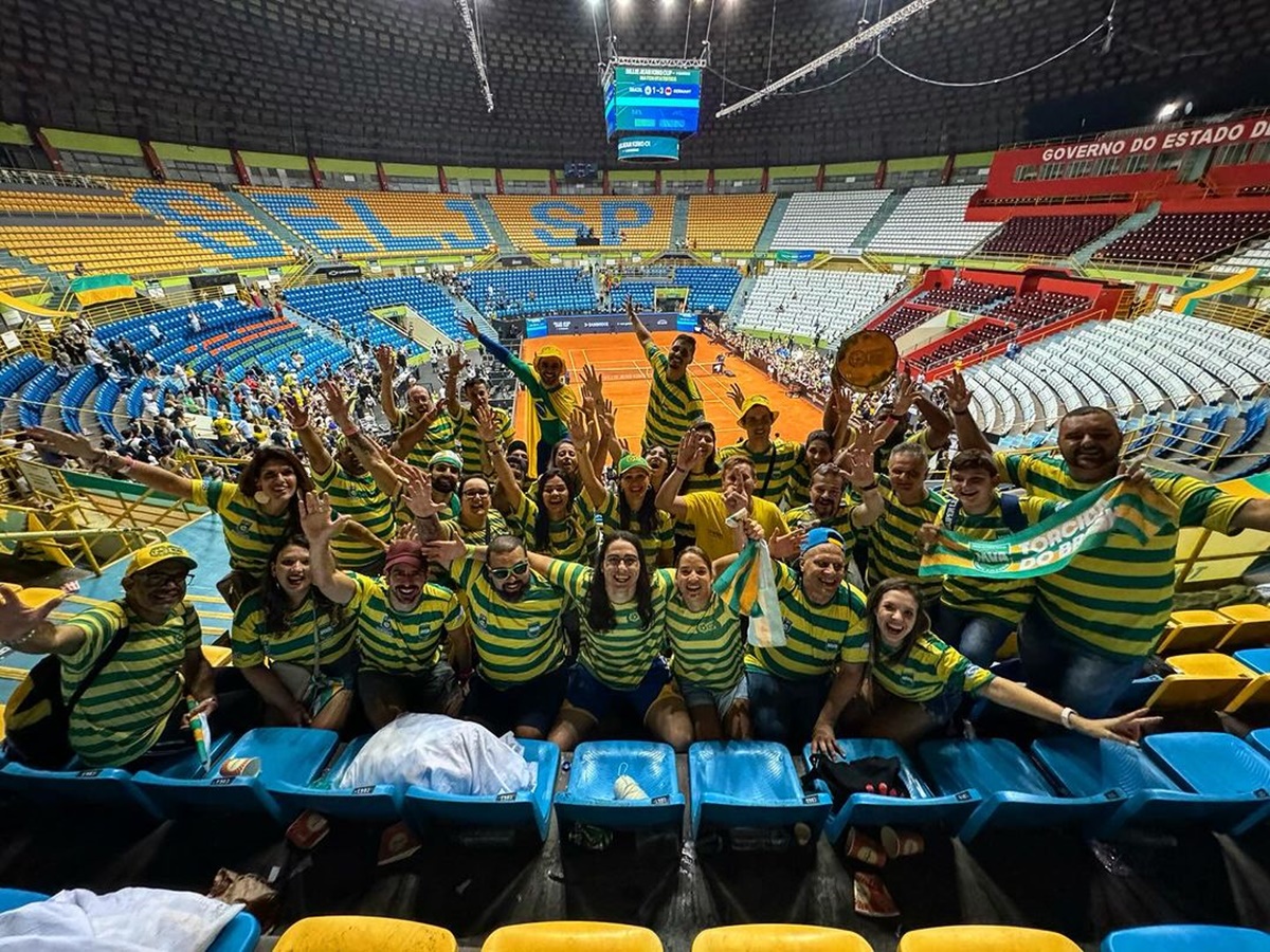 ‘Organizada da seleção’ se desgarra do futebol para virar torcida do Brasil