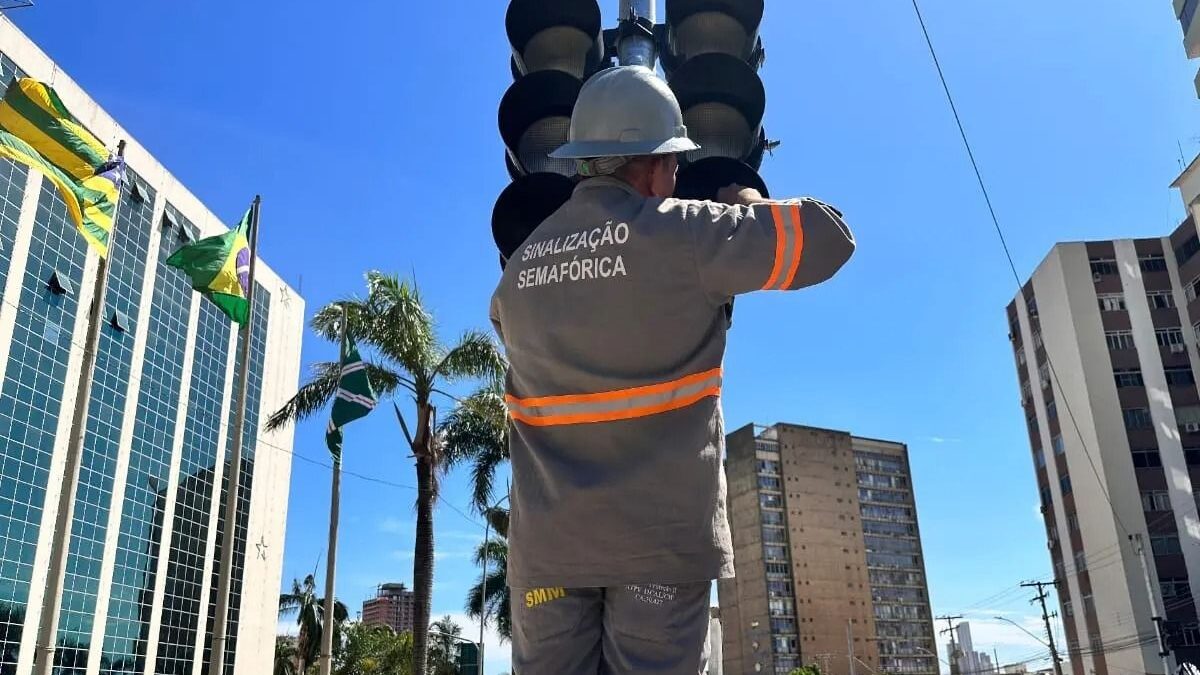 Goiânia ganha semáforos inteligentes em dez cruzamentos da cidade