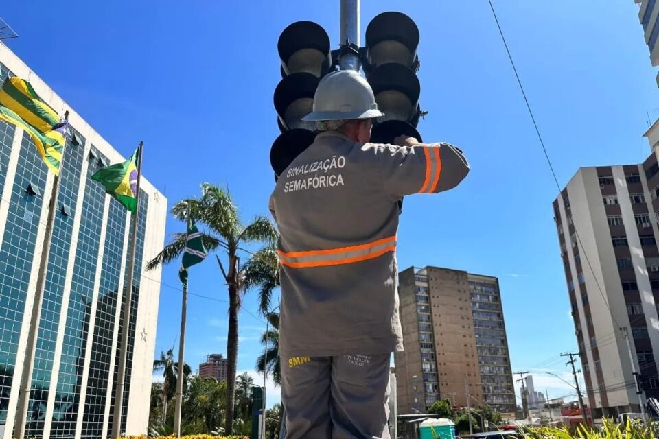 Goiânia ganha semáforos inteligentes em dez cruzamentos da cidade