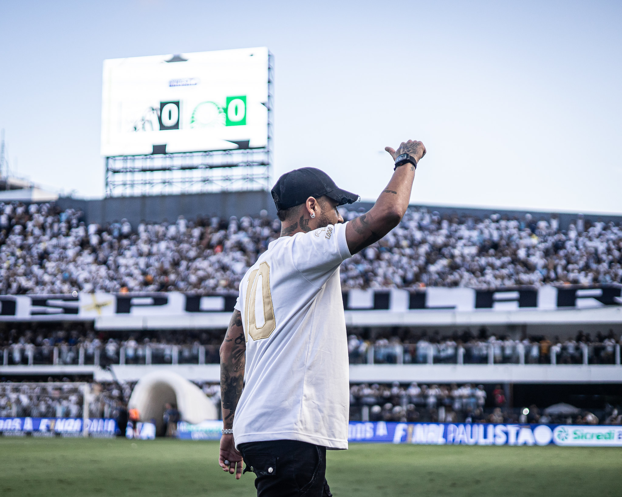 Neymar chama atenção ao usar relógio mais caro que prêmio da final do Paulistão