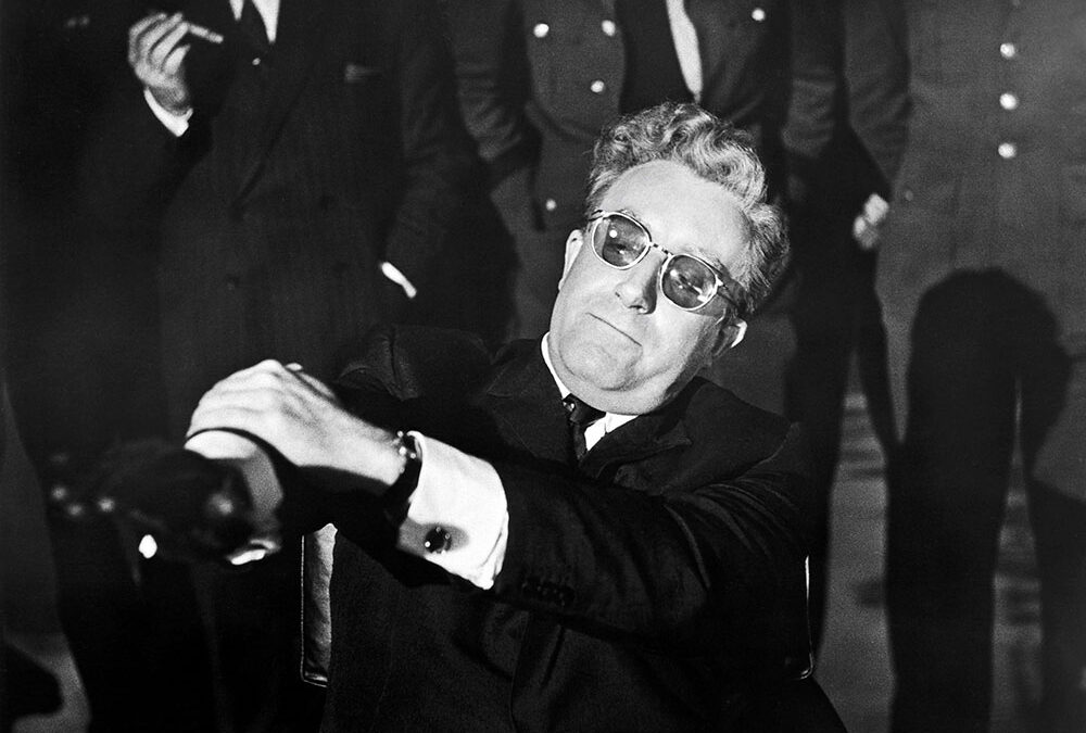 Muitos lembram de Stanley Kubrick por "2001: Uma Odisséia no Espaço", "Laranja Mecânica" e "O Iluminado", por exemplo, mas o diretor também já embarcou na comédia com "Dr. Fantástico", baseado no livro "Red Alert" de Peter George. Na realidade, o filme era para ser um drama sobre as ameaças nucleares durante a Guerra Fria, mas que aos poucos foi se transformando em uma sátira sobre os absurdos da guerra, a alienação causada por ela em prol de interesses de poderosos e como o jogo político são homens brincando com fogo sem se importarem com as consequências de suas atitudes.