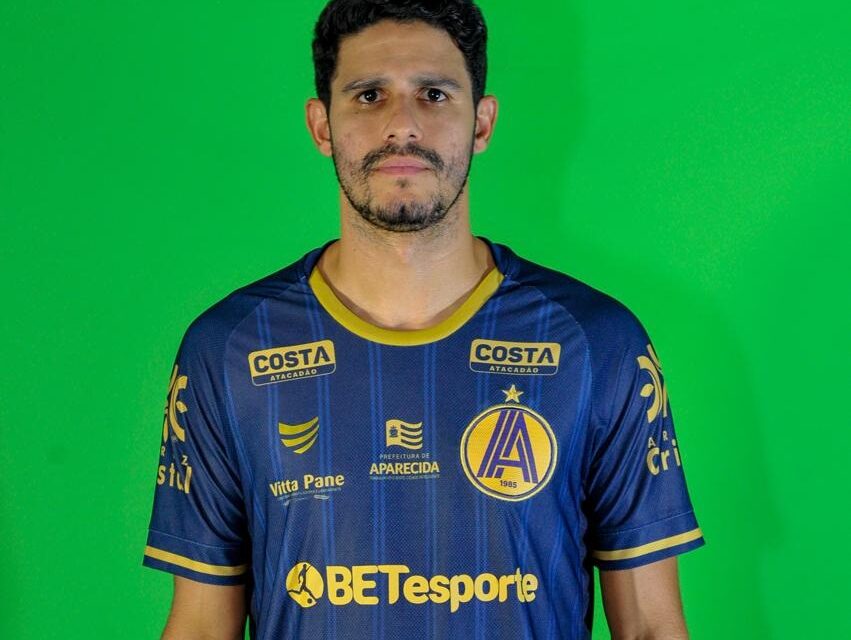 Victor Oliveira com a camisa da Aparecidense