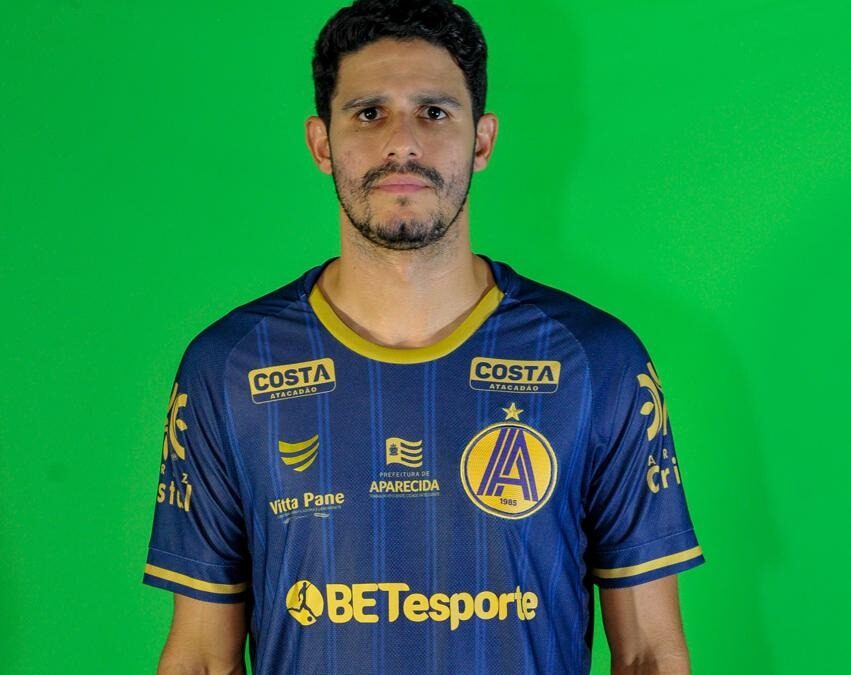 Victor Oliveira com a camisa da Aparecidense