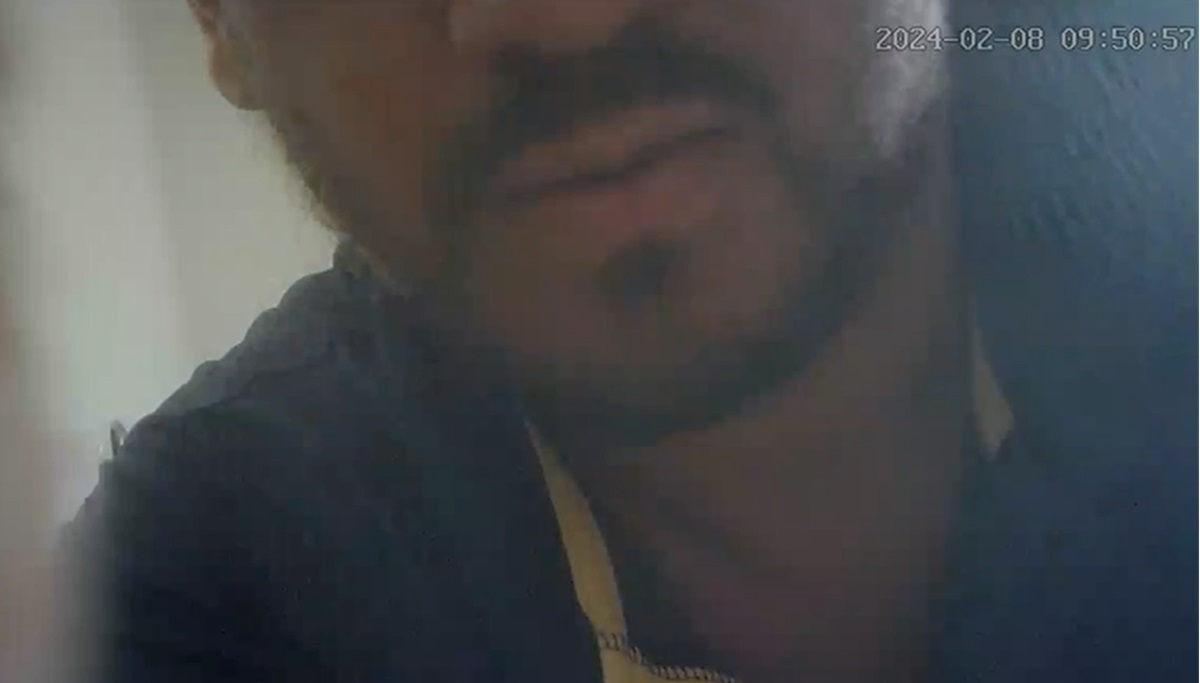 Anápolis: Vídeo mostra empresário mexendo em câmera instalada na tomada do banheiro de residência