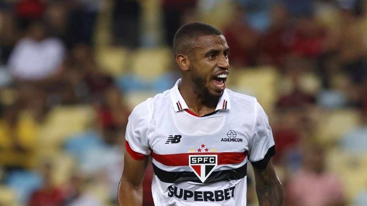 André Silva comemorando com o São Paulo