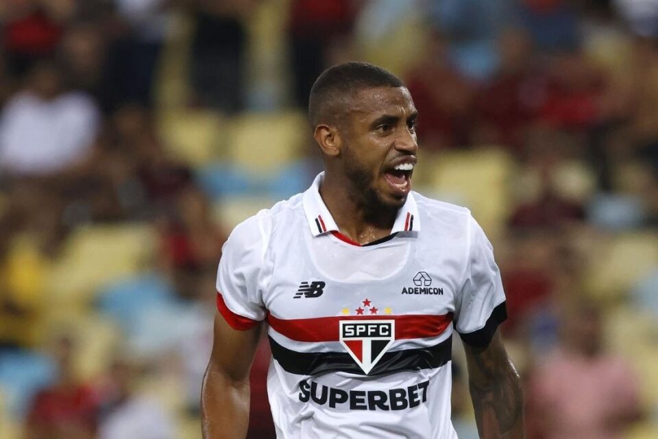 André Silva comemorando com o São Paulo