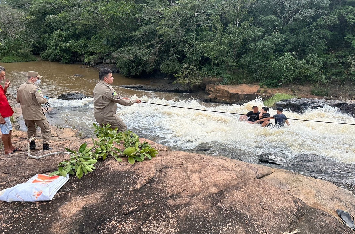 Cheia de córrego deixa 3 pessoas ilhadas em Iporá