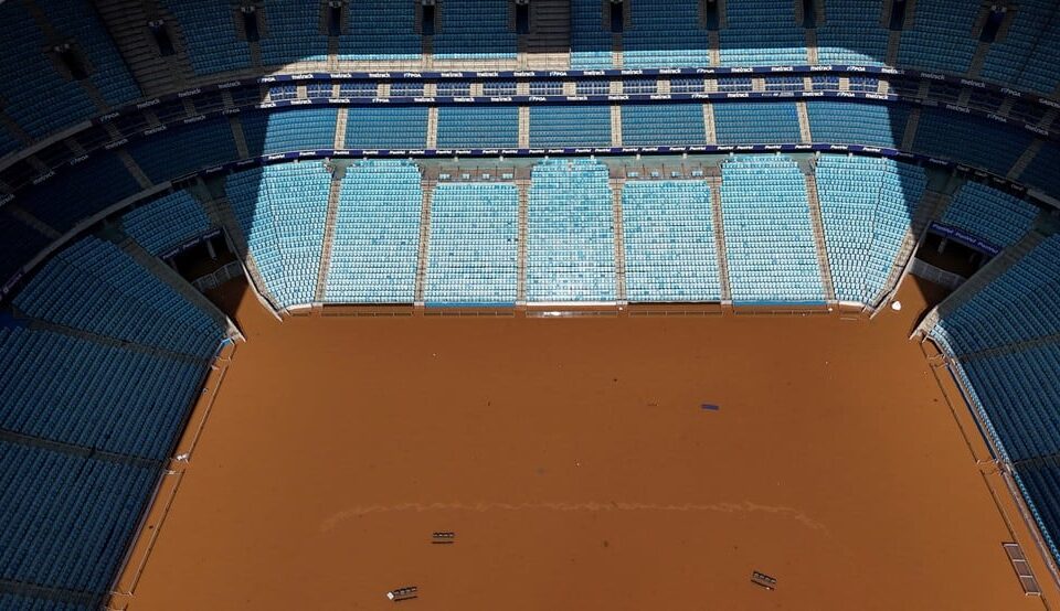 Arena do Grêmio com a grama coberta de água