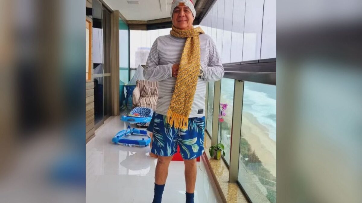 Em dia chuvoso no Rio, Zeca Pagodinho atualiza look de inverno que fez sucesso na web ( Foto reprodução)