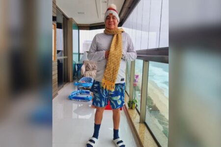 Em dia chuvoso no Rio, Zeca Pagodinho atualiza look de inverno que fez sucesso na web ( Foto reprodução)