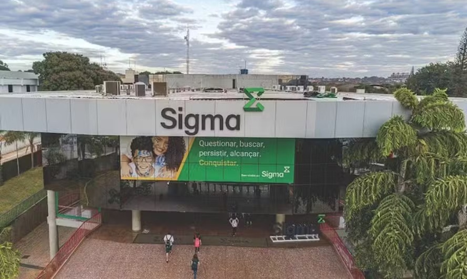 ‘Macaco’ e ‘volta para a senzala’: jovem é vítima de racismo em escola do DF