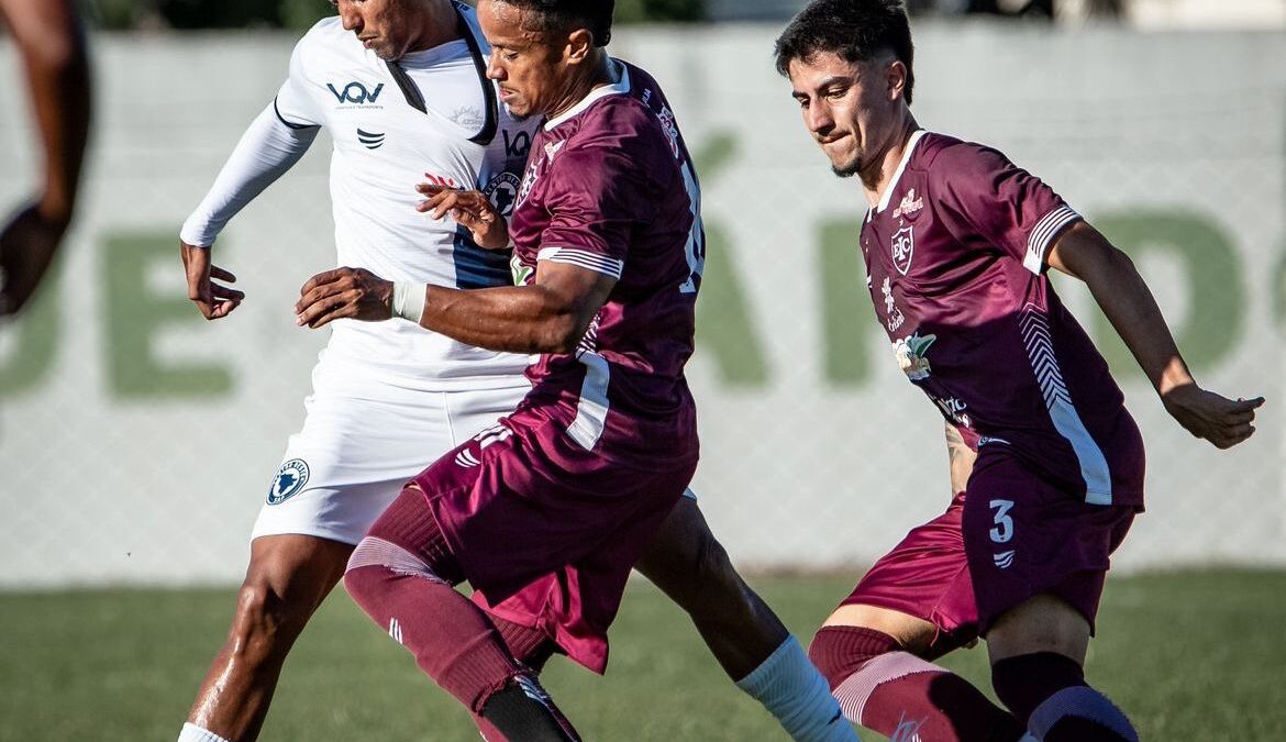 Jogadores de Centro Oeste e Inhumas disputando bola