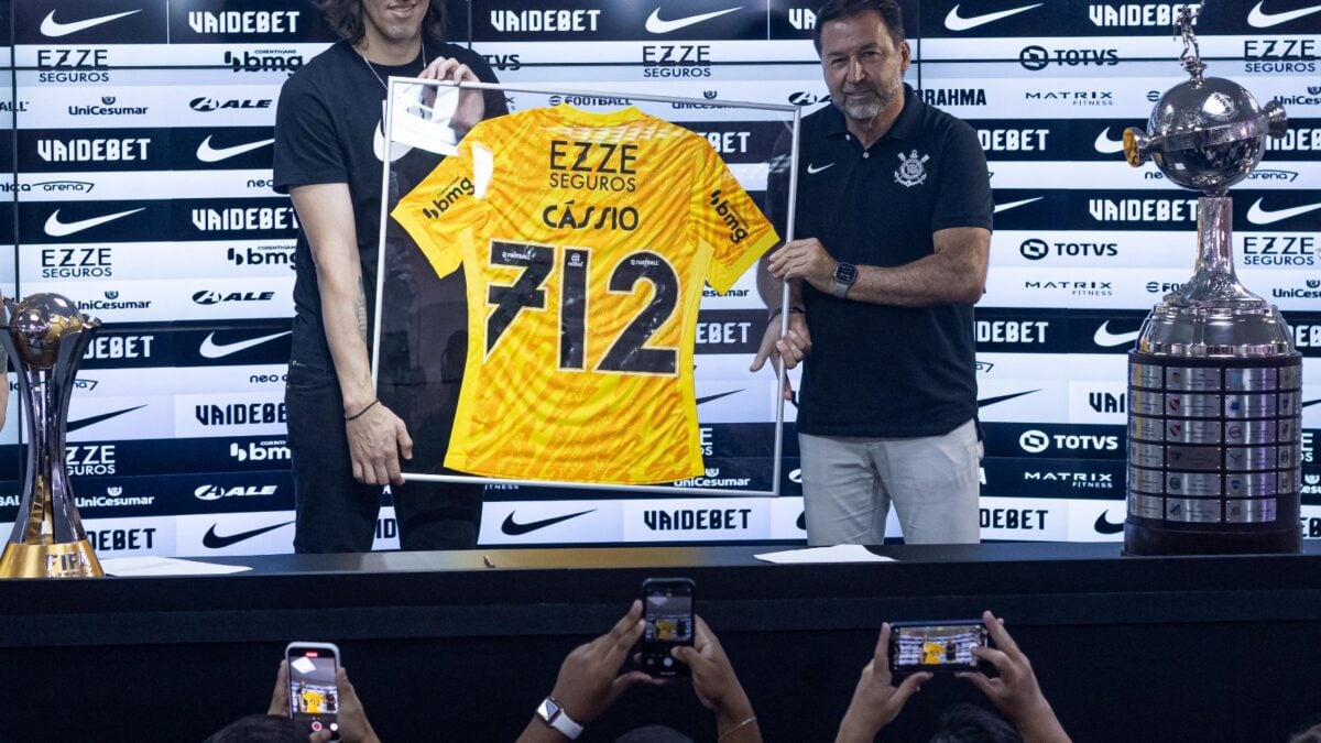 Cássio com camisa personalizada e troféu da Libertadores
