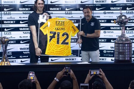 Cássio com camisa personalizada e troféu da Libertadores