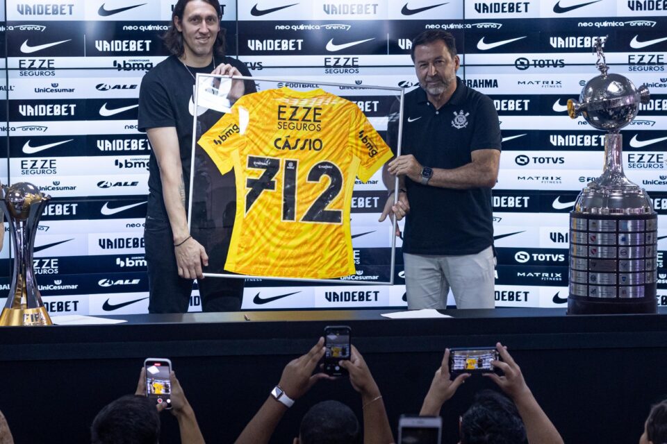 Cássio com camisa personalizada e troféu da Libertadores