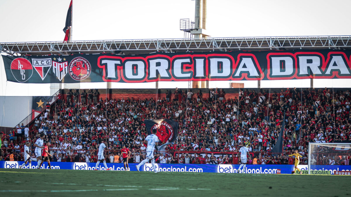 Torcida do Atlético Goianiense no estádio Antônio Accioly