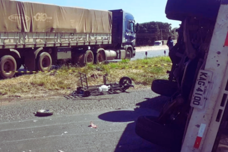 Motorista de caminhonete morre em acidente com caminhão na BR-452, em Rio Verde