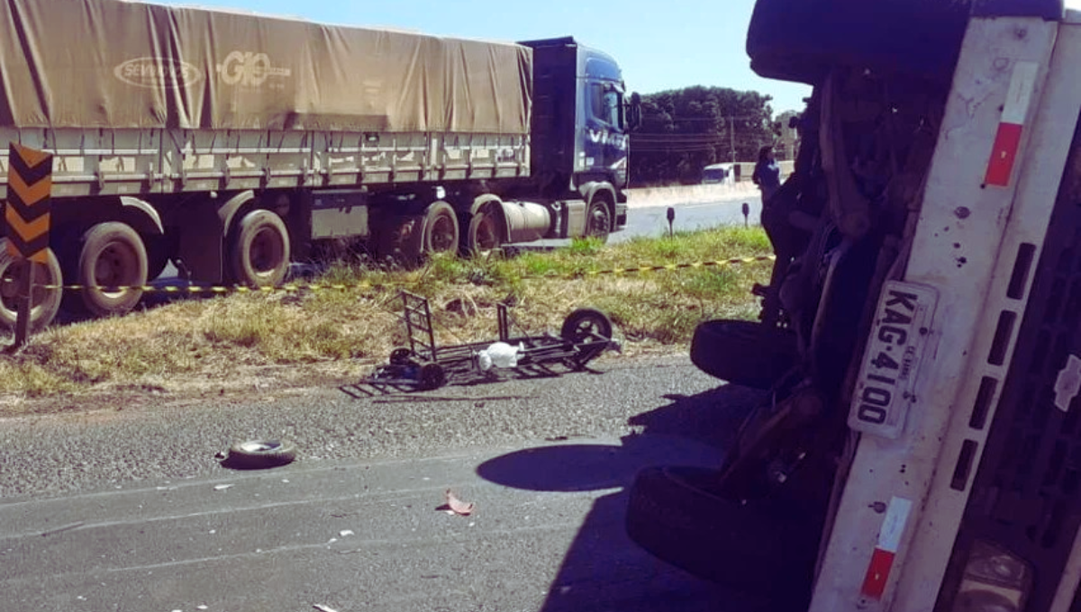 Motorista de caminhonete morre em acidente com caminhão na BR-452, em Rio Verde
