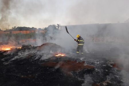 Incêndio aconteceu em galpão de materiais recicláveis, em Quirinópolis (Foto: CBMGO)