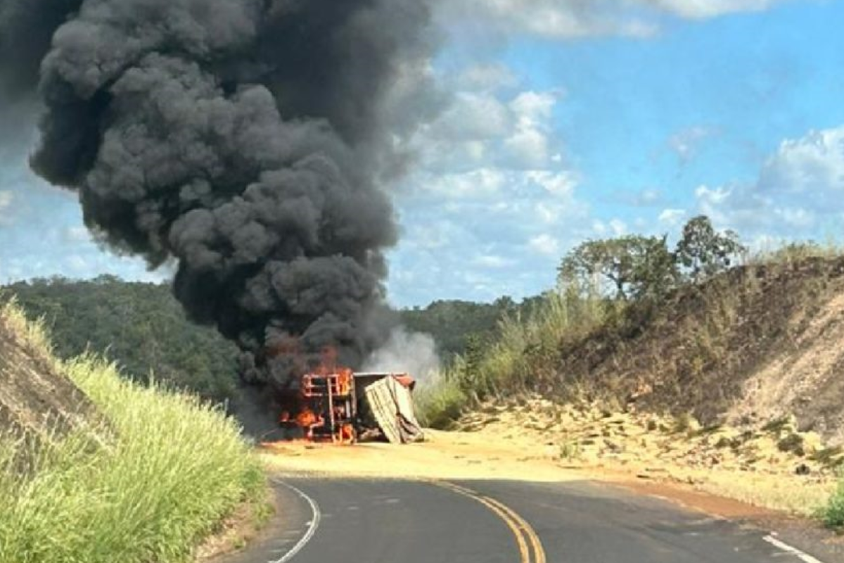 Carreta com soja pega fogo após tombar na GO-506, em Catalão