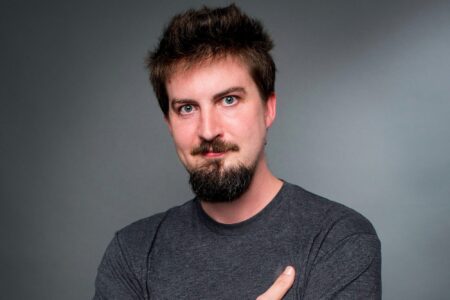 Adam Wingard, que dirigiu os dois últimos filmes de sucesso do MonsterVerse da Legendary, não retornará para uma terceira aventura, disseram várias fontes ao The Hollywood Reporter. Wingard dirigiu "Godzilla vs Kong", lançado em 2021, e este ano "Godzilla x Kong: O Novo Império".