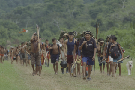 Foi lançado neste domingo durante o Festival de Cinema de Cannes o filme documentário "A Queda do Céu", uma produção nacional realizada por Eryk Rocha e Gabriela Carneiro. O longa aborda a cosmologia yanomami e serve de alerta para a humanidade diante das ameaças sobre a Amazônia.